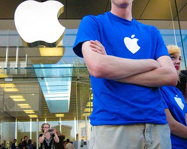 Flash Mobbing a Little Heart Into the Apple Store